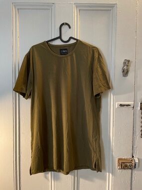 Cuts clothing split hem tshirt